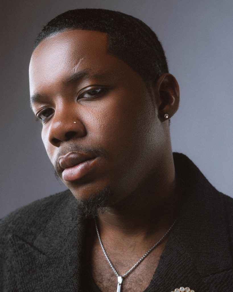 AYO BENZI TURNS THE SCREEN INTO A STAGE: